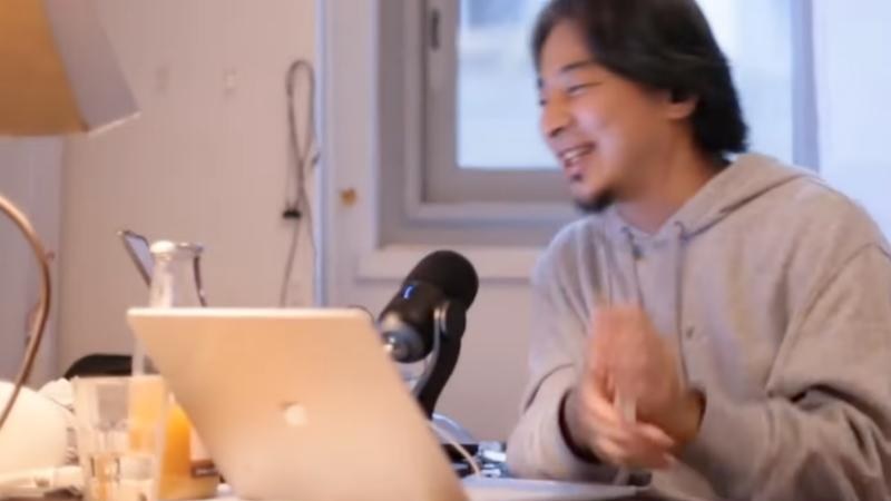 ひろゆきさんの配信環境。Blue Yeti XとみられるマイクとMacBook(YouTube配信より引用)